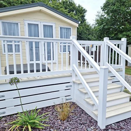Rosefinch Sleeps 2 Persons-Private Hot Tub-Tranquil Holiday Away From It All Yet Not Far From St Austell- The Holiday Home Has One Bedroom, Living And Dining Area, Equipped Kitchen-Decking-Outdoor Furniture-Fishing Lakes-Non Pet Unit ภายนอก รูปภาพ