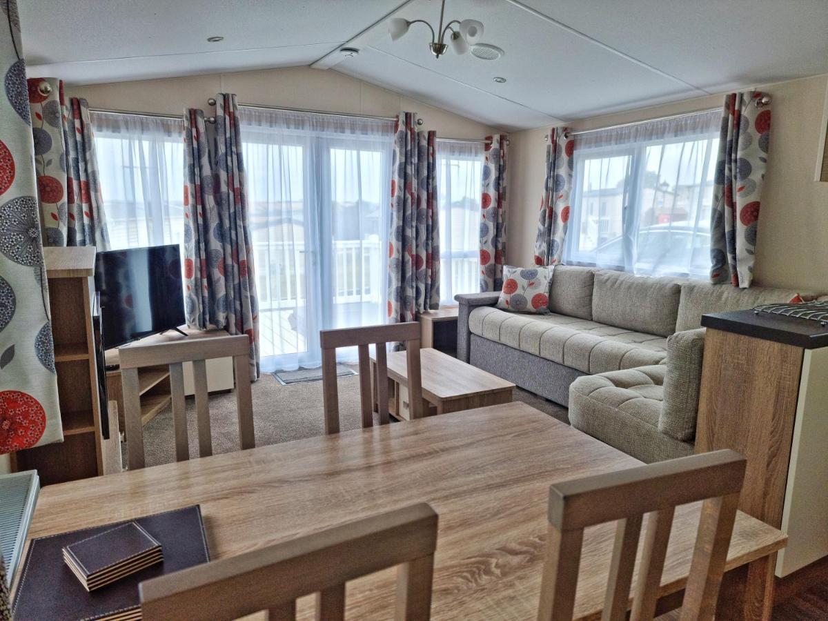 Rosefinch Sleeps 2 Persons-Private Hot Tub-Tranquil Holiday Away From It All Yet Not Far From St Austell- The Holiday Home Has One Bedroom, Living And Dining Area, Equipped Kitchen-Decking-Outdoor Furniture-Fishing Lakes-Non Pet Unit ภายนอก รูปภาพ