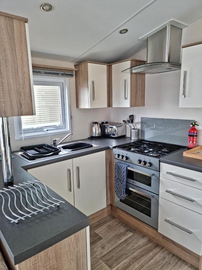 Rosefinch Sleeps 2 Persons-Private Hot Tub-Tranquil Holiday Away From It All Yet Not Far From St Austell- The Holiday Home Has One Bedroom, Living And Dining Area, Equipped Kitchen-Decking-Outdoor Furniture-Fishing Lakes-Non Pet Unit ภายนอก รูปภาพ