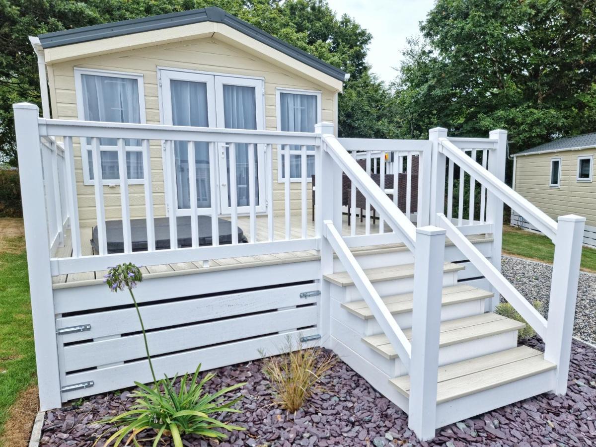 Rosefinch Sleeps 2 Persons-Private Hot Tub-Tranquil Holiday Away From It All Yet Not Far From St Austell- The Holiday Home Has One Bedroom, Living And Dining Area, Equipped Kitchen-Decking-Outdoor Furniture-Fishing Lakes-Non Pet Unit ภายนอก รูปภาพ