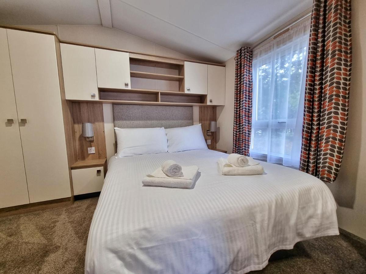 Rosefinch Sleeps 2 Persons-Private Hot Tub-Tranquil Holiday Away From It All Yet Not Far From St Austell- The Holiday Home Has One Bedroom, Living And Dining Area, Equipped Kitchen-Decking-Outdoor Furniture-Fishing Lakes-Non Pet Unit ภายนอก รูปภาพ
