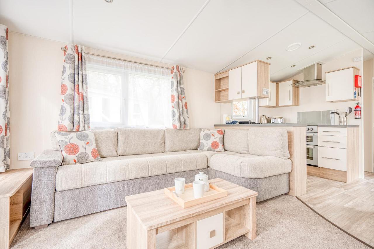 Rosefinch Sleeps 2 Persons-Private Hot Tub-Tranquil Holiday Away From It All Yet Not Far From St Austell- The Holiday Home Has One Bedroom, Living And Dining Area, Equipped Kitchen-Decking-Outdoor Furniture-Fishing Lakes-Non Pet Unit ภายนอก รูปภาพ